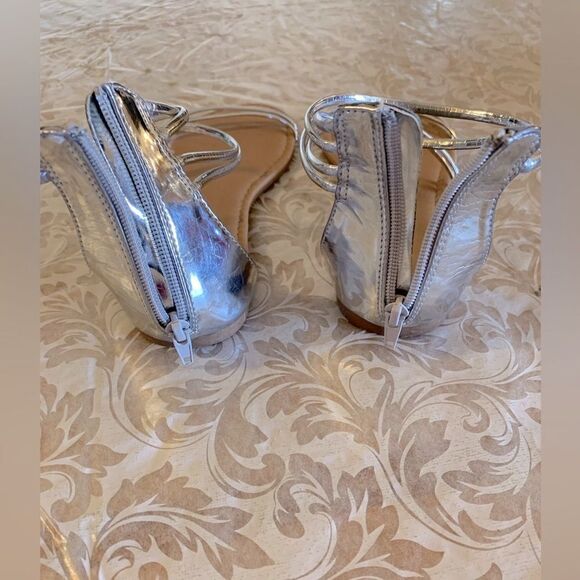 Qupid Gladiator Sandals Silver Tone Flats Zip Back Vegan Leather Sz 6 Gorgeous - Picture 3 of 4
